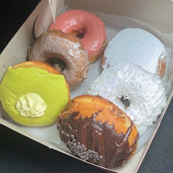 Donut Run - Pistachio Lemon, blueberry cake, strawberry, death by chocolate, coconut vanilla, and raspberry filled - Donuts Near Me - Washington, DC, District of Columbia Donut Run - Pistachio Lemon, blueberry cake, strawberry, death by chocolate, coconut vanilla, and raspberry filled - Donuts Near Me - Washington, DC, District of Columbia