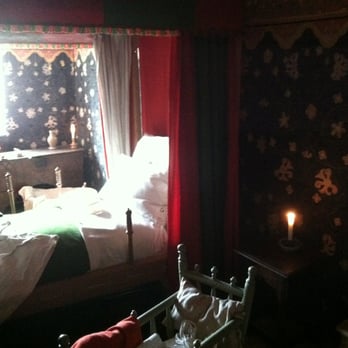 Shakespeare's Birthplace - Shakespeare's birthing room. Not much is original - Landmarks & Historical Buildings Near Me - Stratford-Upon-Avon, WAR