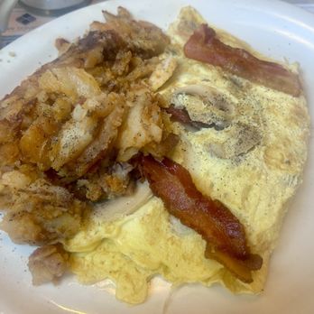 Patriots Diner - Omelet with cheese, mushrooms and bacon - Diners Near Me - Woonsocket, Rhode Island