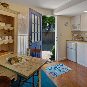 The Lightkeepers Inn - Cape Pogue Light Suite - Hotels Near Me - Edgartown, Massachusetts