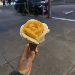 Small cone (lemon sorbet and mango sorbet) Small cone (lemon sorbet and mango sorbet)