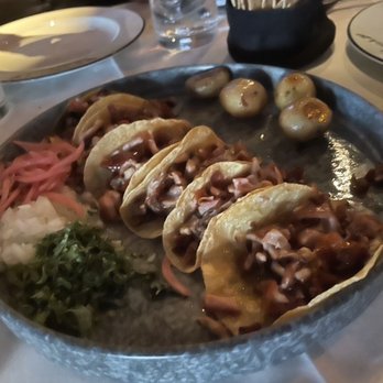 La Buena Barra - Roasted piglet taco appetizer - Bars Near Me - Cancún, ROO La Buena Barra - Roasted piglet taco appetizer - Bars Near Me - Cancún, ROO