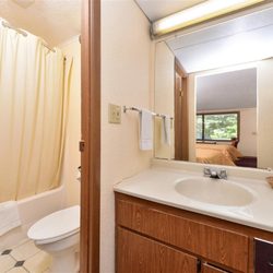 Country Hearth Inns & Suites - Two Double Beds Bathroom
