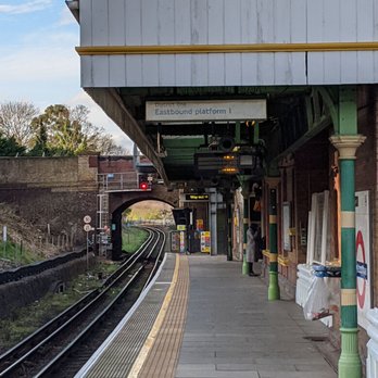 Wimbledon Park Station - Eastbound platform - Train Stations Near Me - London, XGL