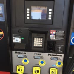 76 - This has to be the cleanest gas pump I've seen in California!