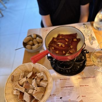 Du Pont - Fondue - Swiss Food Near Me - Zermatt, VS