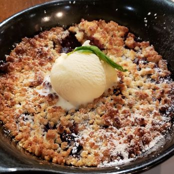 L'Osteria - Plum cobbler with cinnamon vanilla ice cream - Pizza Near Me - Amberg, BY