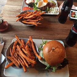 Bonnanza - Heimloser #Burger ohne Brot. #Burgerpatty aus Rindfleisch ein Ei und Bacon, Gewürzgurken und Salat mit Bonnanza Dipp. #Bonn #sweetpotatoes