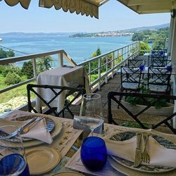 A Cabana - El restaurante consta de tres terrazas, una en el bar y las otras dos en cada uno de los dos comedores.