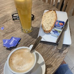Livanda - Cafe con leche con tostada con manteca y mermelada