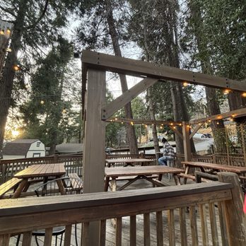 LouEddie's Pizza - outdoor patio - Pizza Near Me - Skyforest, California