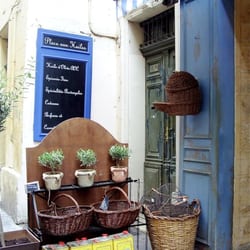 La Place aux Huiles - Extérieur avec de beaux paniers