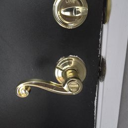 This is the lever door handle that fell off that Herman secured instantly!
