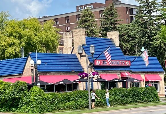 Sir Benedicts Tavern on the Lake by null