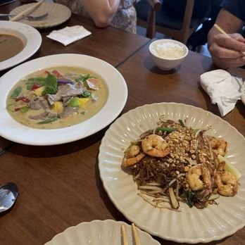 The Peppery Thai Restaurant - pad thai with shrimp and green curry w/ beef - Thai Near Me - Braintree, Massachusetts The Peppery Thai Restaurant - pad thai with shrimp and green curry w/ beef - Thai Near Me - Braintree, Massachusetts