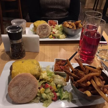 Smokey's - Large Cheeseburger im Vordergrund. - Bars Near Me - Vienna, 9