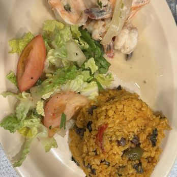 Deaverdura - Shrimp in a garlic butter sauce with salad and rice and peas - Puerto Rican Near Me - San Juan, Puerto Rico