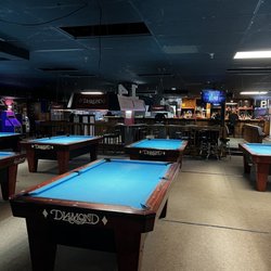 Rack'em Billiards & Sports Bar - Pool tables