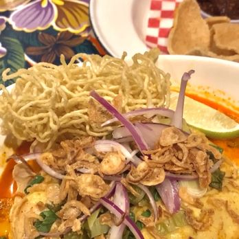 Si Lom Thai Bistro - Khao soi with chicken - Thai Near Me - Toronto, Ontario Si Lom Thai Bistro - Khao soi with chicken - Thai Near Me - Toronto, Ontario