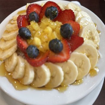 Eggs 'n Things - Dragonfruit Bowl - Breakfast & Brunch Near Me - Honolulu, Hawaii