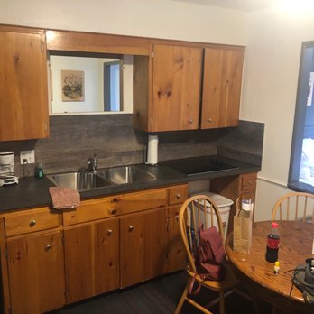 Boulder Adventure Lodge - Kitchen area - Hotels Near Me - Boulder, Colorado