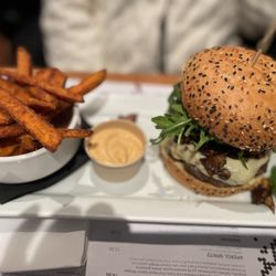 Burger Bar Crescent - Mushroom burger & sweet potato fries