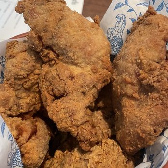 Earls Kitchen + Bar - Happy hour bucket of fried chicken - Cocktail Bars Near Me - Plano, Texas