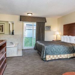 Ramada by Wyndham Gananoque Provincial Inn - Guest room