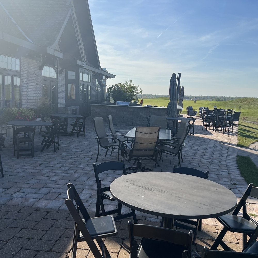 Nice patio and outdoor bar. Nice patio and outdoor bar.
