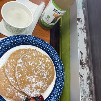 Joe's Grill Express - Macadamia nut pancakes - American Near Me - Honolulu, Hawaii