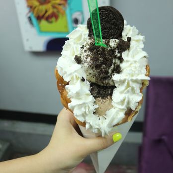 Midtown Creamery - Bubble waffle Nutella oreo Banana twix Whipped cream Oreo - Desserts Near Me - Miami, Florida Midtown Creamery - Bubble waffle Nutella oreo Banana twix Whipped cream Oreo - Desserts Near Me - Miami, Florida