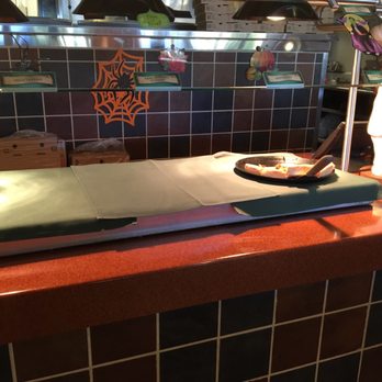 Round Table Pizza - Came in for buffet lunch at 12:00. Very slow to put out pizzas, been waiting 30 min now for new pizzas. - Pizza Near Me - Tracy, California