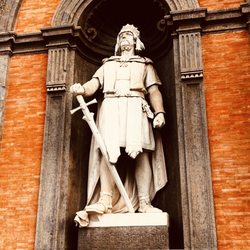 Gran Caffè Gambrinus - Statue of King roger the second