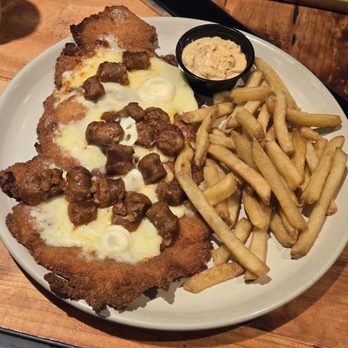 Chalito - Milanesa Mallorquina: Sobrasada, queso Mahón, miel y base de mozzarella. - Argentine Near Me - Barcelona, B Chalito - Milanesa Mallorquina: Sobrasada, queso Mahón, miel y base de mozzarella. - Argentine Near Me - Barcelona, B