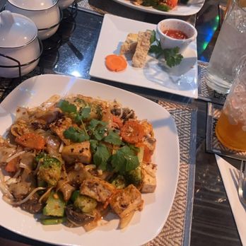 Lucky Elephant Cafe - Pad See Ew - Laotian Near Me - Washington Township, New Jersey