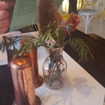 Drake Devonshire - Table decor - Hotels Near Me - Wellington, Ontario