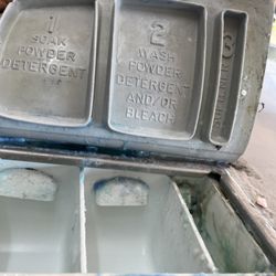 Woodward Coin Laundry - Top of washer not clean