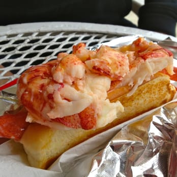 Red's Eats - Lobster roll @ Red's Eats - Seafood Near Me - Wiscasset, Maine