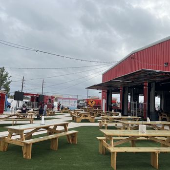 Porky's Backyard - Food Trucks Near Me - Humble, Texas