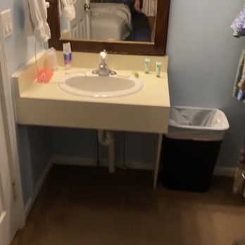 M22 Inn - Glen Arbor - Dirty sink and beat up mirror. - Hotels Near Me - Glen Arbor, Michigan M22 Inn - Glen Arbor - Dirty sink and beat up mirror. - Hotels Near Me - Glen Arbor, Michigan