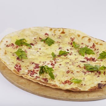 Café Knorke - Flammkuchen mit Zwiebel Speck und Käse - Bars Near Me - Berlin, BE