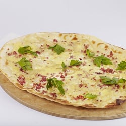 Flammkuchen mit Zwiebel Speck und Käse