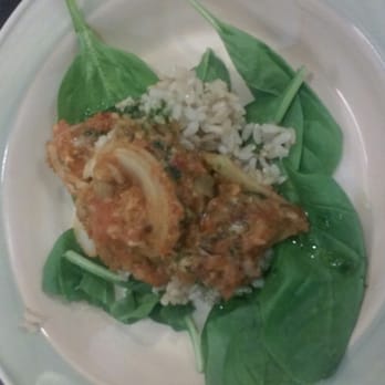 Cuarto Dining Commons - Roasted tomato sauce, aggie crumbles, onions and garlic atop spinach w-brown rice and finished with cilantro coulis #SeasonEast - Buffets Near Me - Davis, California