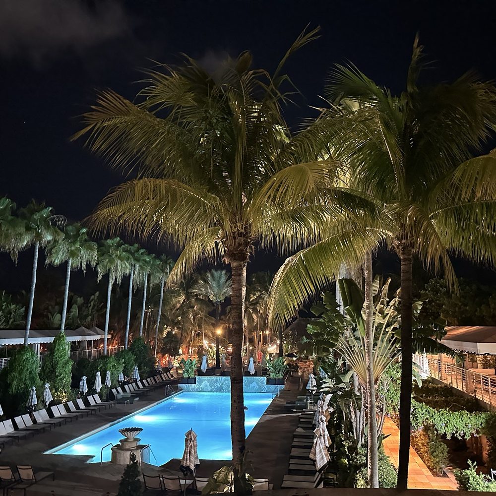 Kimpton Surfcomber Hotel - Night view - Hotels Near Me - Miami Beach, Florida Kimpton Surfcomber Hotel - Night view - Hotels Near Me - Miami Beach, Florida