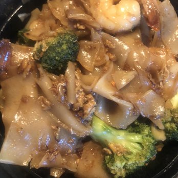 Finn Thai - Reston - Pad see ew with Shrimp - Thai Near Me - Reston, Virginia