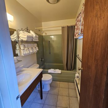 North Shire Lodge - bathroom - Hotels Near Me - Manchester, Vermont North Shire Lodge - bathroom - Hotels Near Me - Manchester, Vermont