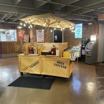 Fuddruckers - Condiment bar - Burgers Near Me - Concord, California