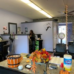 Woodmont Haircutters - Airy- good ventilation!