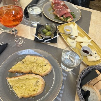 diVinorum - Bruschetta and cheese taster - Restaurants Near Me - San Gimignano, SI