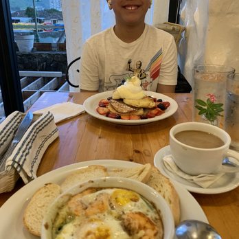 Cream Pot - Mixed berry soufflé pancake - Breakfast & Brunch Near Me - Honolulu, Hawaii